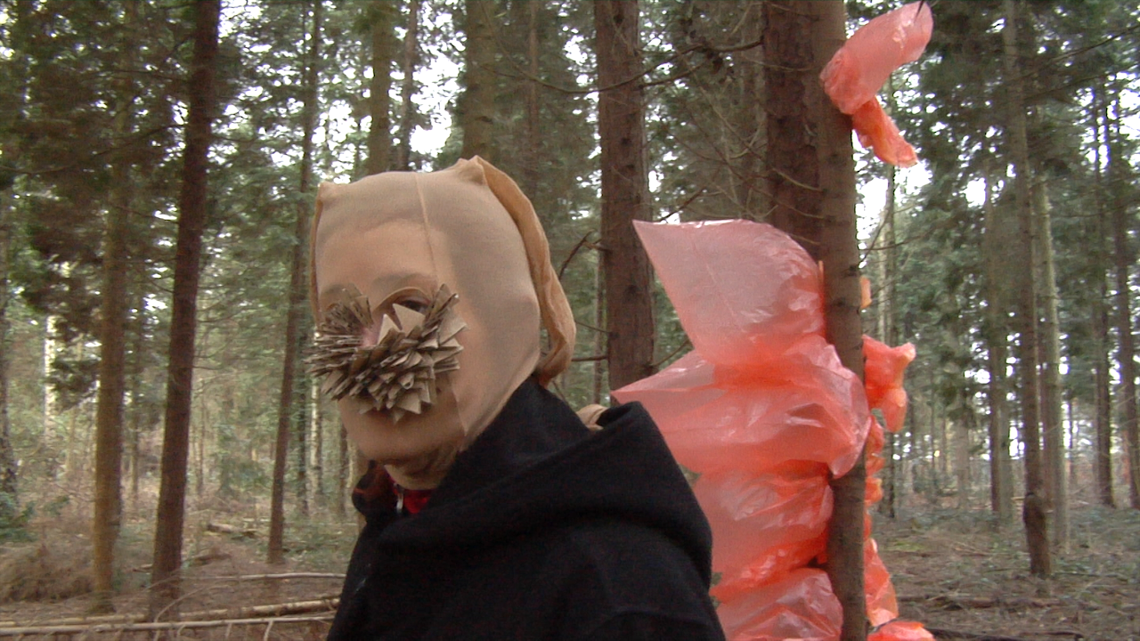 The picture is shwoing a still from the videoart Gast by the artist Sandra Miriam Ehlen